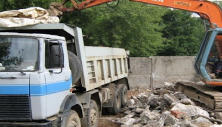 Вывоз строительного мусора с участка в Александрове недорого от 1575 руб. | 2Землекопа-Лкн